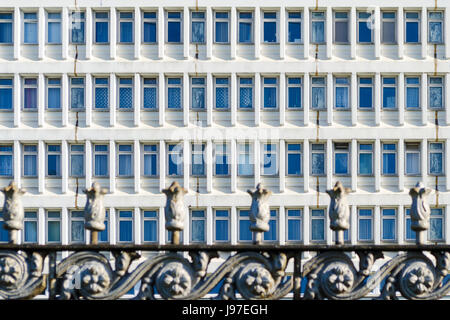 Fragment einer modernen Gebäude-Fassade mit Fenstern Stockfoto