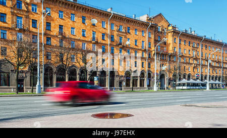 Minsk, Belarus - 15. April 2017: Independence Avenue, Stadtbild mit schnellen Autos. Bewegungsunschärfe Schuss Stockfoto