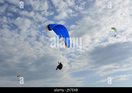 Paragliding in Larouco Bergen während der Paragliding World Cup. Montalegre, Portugal Stockfoto