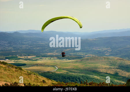 Paragliding in Larouco Bergen während der Paragliding World Cup. Montalegre, Portugal Stockfoto