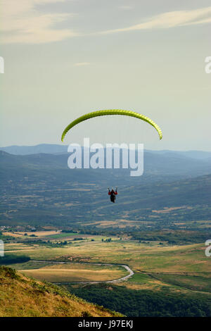 Paragliding in Larouco Bergen während der Paragliding World Cup. Montalegre, Portugal Stockfoto