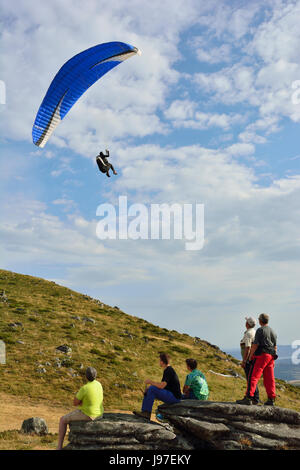 Paragliding in Larouco Bergen während der Paragliding World Cup. Montalegre, Portugal Stockfoto