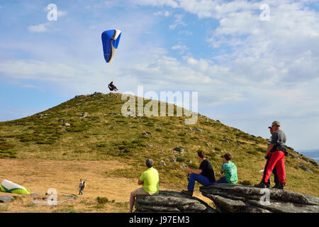 Paragliding in Larouco Bergen während der Paragliding World Cup. Montalegre, Portugal Stockfoto