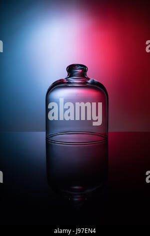 Leere Glas auf blauen und roten Hintergrund Stockfoto