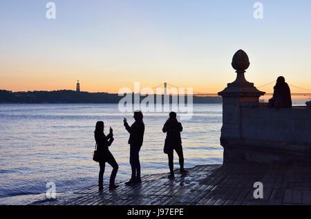 Der Tejo und Cais Das Colunas bei Sonnenuntergang. Lissabon, Portugal Stockfoto