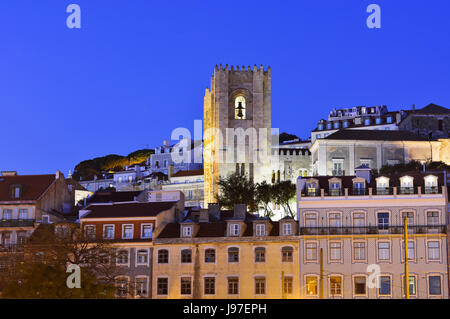 Der Se-Catedral (Motherchurch) und das historische Zentrum in der Abenddämmerung. Lissabon, Portugal Stockfoto
