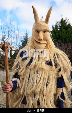 Careto mit Holzmaske aus Lazarim, während des Karnevals und der Winter-Sonnenwende Festlichkeiten genutzt. Tras-os-Montes, Portugal Stockfoto