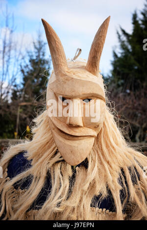 Careto mit Holzmaske aus Lazarim, während des Karnevals und der Winter-Sonnenwende Festlichkeiten genutzt. Tras-os-Montes, Portugal Stockfoto