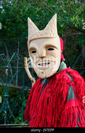 Careto mit Holzmaske aus Lazarim, während des Karnevals und der Winter-Sonnenwende Festlichkeiten genutzt. Tras-os-Montes, Portugal Stockfoto