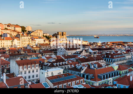 Dächer von Baixa, das historische Zentrum von Lissabon, mit den Tejo und die Motherchurch im Hintergrund, in der Dämmerung. Lissabon, Portugal Stockfoto