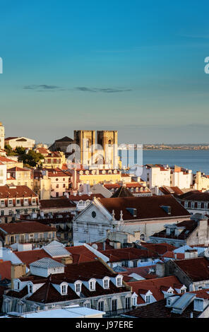 Dächer von Baixa, das historische Zentrum von Lissabon, mit den Tejo und die Motherchurch im Hintergrund, in der Dämmerung. Lissabon, Portugal Stockfoto