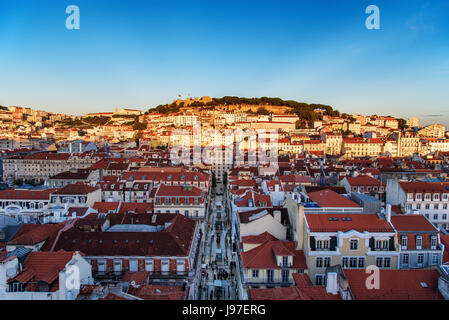 Die Altstadt und die Burg Sao Jorge bei Sonnenuntergang. Lissabon, Portugal Stockfoto