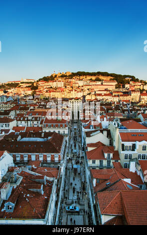 Die Altstadt und die Burg Sao Jorge bei Sonnenuntergang. Lissabon, Portugal Stockfoto