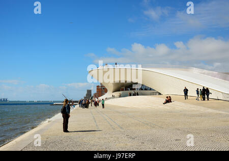 Der MAAT (Museum für Kunst, Architektur und Technologie), angrenzend an den Fluss Tejo, wurde vom britischen Architekten Amanda Levete entworfen. Lissabon, Portugal Stockfoto