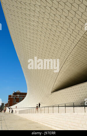 Der MAAT (Museum für Kunst, Architektur und Technologie), angrenzend an den Fluss Tejo, wurde vom britischen Architekten Amanda Levete entworfen. Lissabon, Portugal Stockfoto