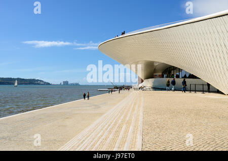 Der MAAT (Museum für Kunst, Architektur und Technologie), angrenzend an den Fluss Tejo, wurde vom britischen Architekten Amanda Levete entworfen. Lissabon, Portugal Stockfoto