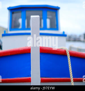 typischen bunten griechischen Fischerboot mit Seil ist an den Kai fixiert. Stockfoto