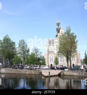 17. Jahrhundert Westerkerk, evangelische Kirche, Amsterdam Jordaan-Viertel, Keizersgracht Kanal, Niederlande. Homo-Denkmal am Kanalufer vor. Stockfoto