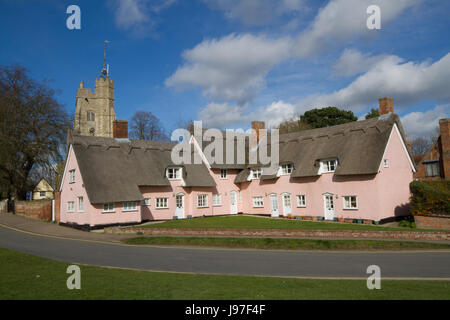 Rosa strohgedeckten Almosen Häuser in Suffolk Stockfoto