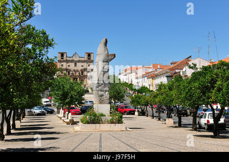 Die Hauptstraße in der Stadt Vila Viçosa im Alentejo. Die Bürgersteige sind aus weißem Marmor gefertigt. Portugal Stockfoto