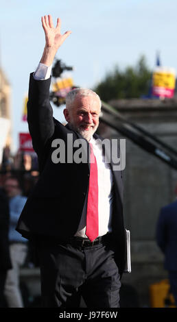Labour-Chef Jeremy Corbyn ankommt, nimm Teil an der BBC Wahldebatte veranstaltet von BBC News-Moderatorin Mishal Husain, wenn es vom Senat-Haus, Cambridge live ausgestrahlt wird. Stockfoto