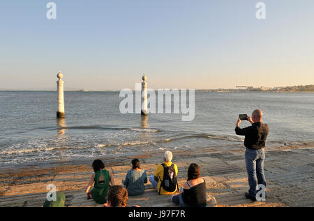 Nehmen ein Foto vor dem Tejo. Cais Das Colunas. Lissabon, Portugal Stockfoto