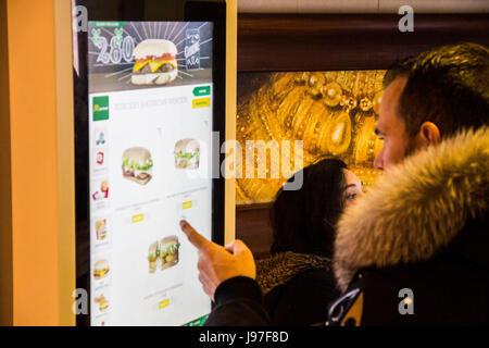 McDonald's ist die Einführung von Touch-screen-selbst-bestellung Kioske, wie hier in Toulon, Frankreich im März 2016 gesehen, in den meisten ihrer 7.900 Restaurants in Europa Stockfoto