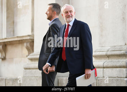 Labour-Chef Jeremy Corbyn ankommt, nimm Teil an der BBC Wahldebatte veranstaltet von BBC News-Moderatorin Mishal Husain, wenn es vom Senat-Haus, Cambridge live ausgestrahlt wird. Stockfoto