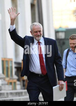 Labour-Chef Jeremy Corbyn ankommt, nimm Teil an der BBC Wahldebatte veranstaltet von BBC News-Moderatorin Mishal Husain, wenn es vom Senat-Haus, Cambridge live ausgestrahlt wird. Stockfoto