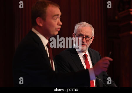 Liberal Democrats Führer Tim Farron und Labour-Chef Jeremy Corbyn teilnehmen in der BBC-Wahldebatte veranstaltet von BBC News-Moderatorin Mishal Husain, wie es vom Senat-Haus, Cambridge live ausgestrahlt wird. Stockfoto