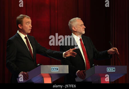 Liberal Democrats Führer Tim Farron und Labour-Chef Jeremy Corbyn teilnehmen in der BBC-Wahldebatte veranstaltet von BBC News-Moderatorin Mishal Husain, wie es vom Senat-Haus, Cambridge live ausgestrahlt wird. Stockfoto
