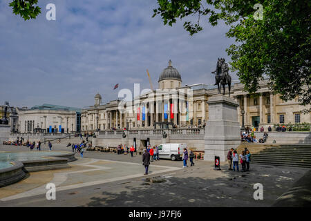 London, UK - 21. Mai 2017: National Portrait Gallery mit Trafalgar Square im Vordergrund.  An einem sonnigen Tag mit Touristen auf dem Platz genommen. Stockfoto
