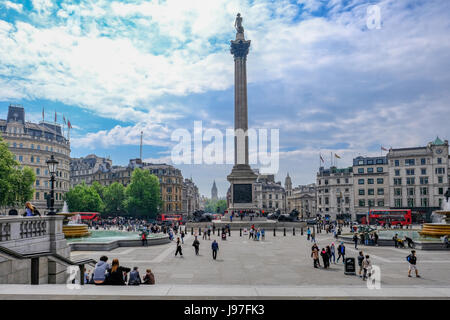 London, UK - 21. Mai 2017: Trafalgar Square aus den Stufen vor der Portrait Gallery übernommen.  Zeigt Nelson Säule und big Ben in der Ferne Stockfoto
