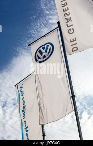 VW-Logo auf der Flagge vor Glaeserne Manufaktur, Manufaktur, Volkswagenwerk, Automobilproduktion, Dresden, Sachsen, Deutschland, Europa Stockfoto