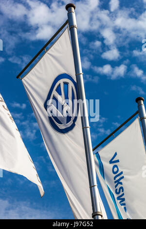 VW-Logo auf der Flagge vor Glaeserne Manufaktur, Manufaktur, Volkswagenwerk, Automobilproduktion, Dresden, Sachsen, Deutschland, Europa Stockfoto