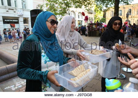 Frauen in St. Ann's Square Manchester verteilen Sandwiches unter Menschen, die gekommen waren, zu Ehren der Opfer der Bombardierung Manchester Stockfoto