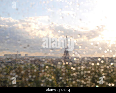 Regentropfen auf das Fenster und den Eiffelturm in Paris, Frankreich, dem europäischen Festland. Paris Wetter kann unberechenbar sein. Stockfoto