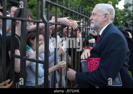 Labour-Chef Jeremy Corbyn Wellen an die Fans nach der Teilnahme in der BBC-Wahldebatte veranstaltet von BBC News-Moderatorin Mishal Husain im Senat House, Cambridge. Stockfoto