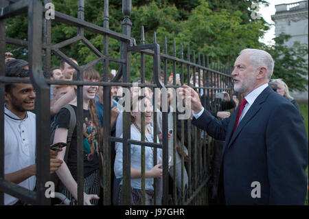 Labour-Chef Jeremy Corbyn Wellen an die Fans nach der Teilnahme in der BBC-Wahldebatte veranstaltet von BBC News-Moderatorin Mishal Husain im Senat House, Cambridge. Stockfoto
