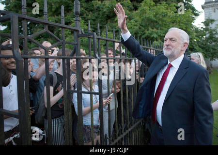 Labour-Chef Jeremy Corbyn Wellen an die Fans nach der Teilnahme in der BBC-Wahldebatte veranstaltet von BBC News-Moderatorin Mishal Husain im Senat House, Cambridge. Stockfoto