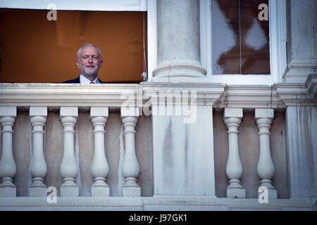 Labour-Chef Jeremy Corbyn sieht aus dem Fenster nach der Teilnahme in der BBC-Wahldebatte veranstaltet von BBC News-Moderatorin Mishal Husain im Senat House, Cambridge. Stockfoto