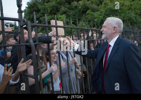 Labour-Chef Jeremy Corbyn Wellen an die Fans nach der Teilnahme in der BBC-Wahldebatte veranstaltet von BBC News-Moderatorin Mishal Husain im Senat House, Cambridge. Stockfoto