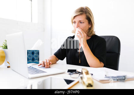 Frau mit Laptop, Nase Stockfoto