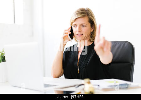Reife Frau telefonieren mit Handy Stockfoto