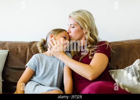 Frau küssen Tochter (6-7) auf Stirn Stockfoto