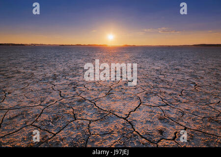 Ukraine, Dnepropetrovsk Region, Novomoskovskiy Bezirk, See Soleniy Lyman, Wüste bei Sonnenuntergang Stockfoto