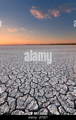 Ukraine, Dnepropetrovsk Region, Novomoskovskiy Bezirk, See Soleniy Lyman, Wüste bei Sonnenuntergang Stockfoto