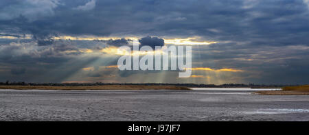 Ukraine, Dnepropetrovsk Region, Novomoskovskiy Bezirk, See Soleniy Lyman bei Sonnenuntergang Stockfoto