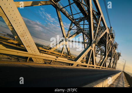 Ukraine, Dnepropetrovsk Region, Dnepropetrovsk Stadt leer Stahlbrücke Stockfoto