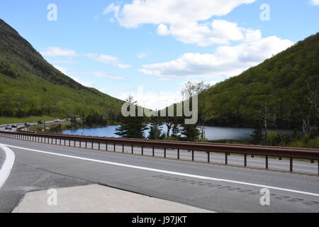 Profil-See mit Interstate 93 im Vordergrund, knapp unter der Website von The Old Man am Berg Stockfoto